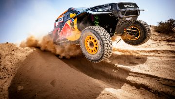 Dakar driver facing disqualification after bizarre mobile phone incident