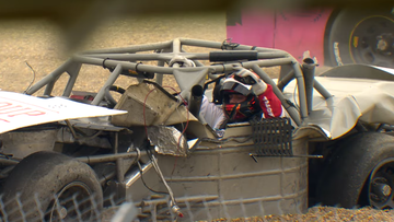 NASCAR-bolide volledig gestript na verwoestende crash - negen keer over de kop!