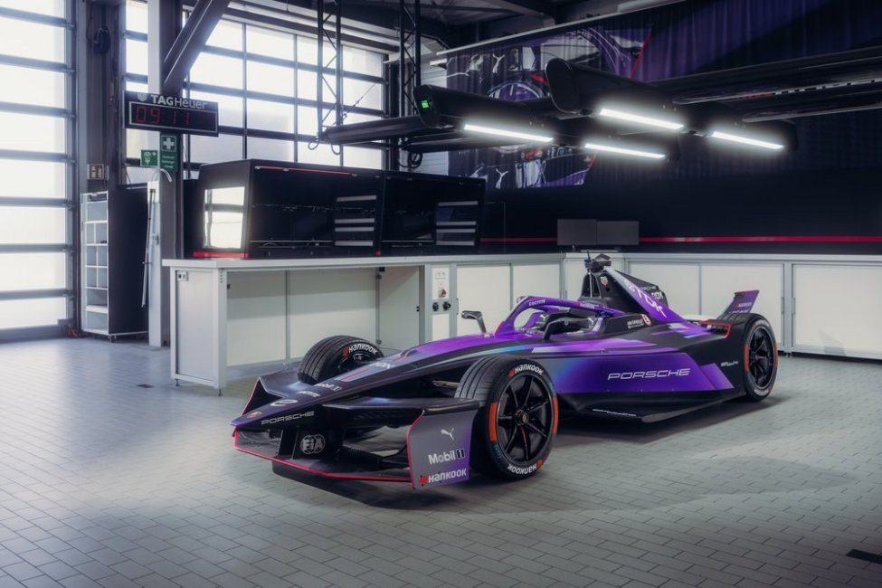 			© Porsche Formula E Team
	