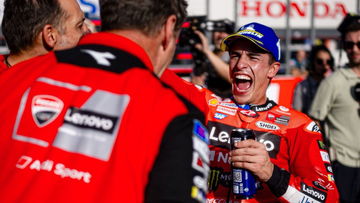 Hevig geëmotioneerde Marquez evenaart Rossi met voltooien ultieme MotoGP-comeback