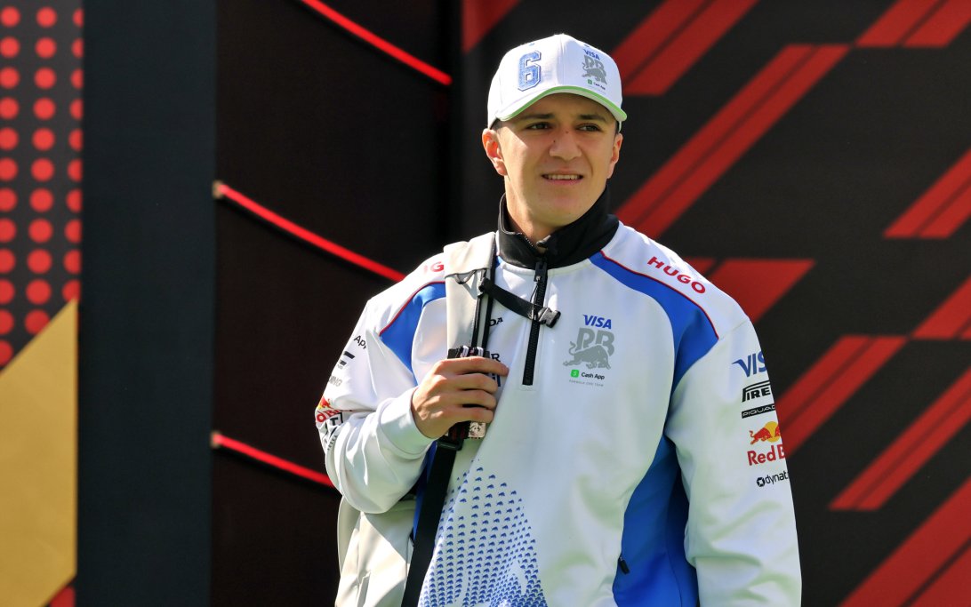 Isack Hadjar 'treina' para teste crucial da F1 em 2026