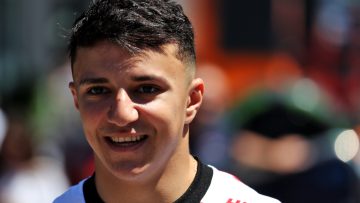 Hadjar dankt Marko op zijn blote knieën: "Die extra stress was slim"