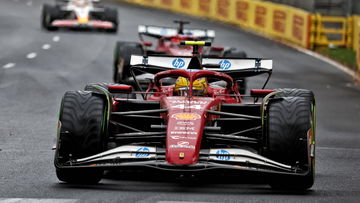 Hamilton opgelucht na 'Ferrari-spoedcursus': "Blij dat ik de auto uit de muur kon houden"