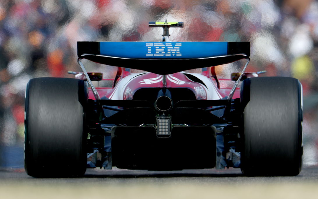 Hamilton FP2 Japan rear wing