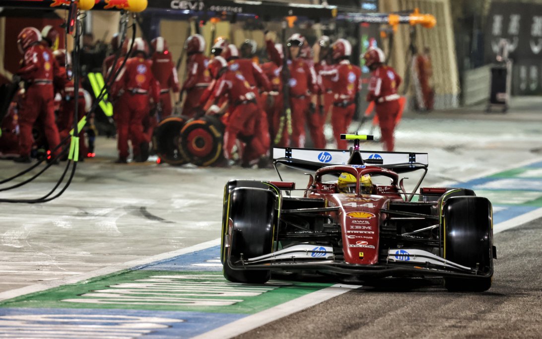 Hamilton Bahrain pitstop