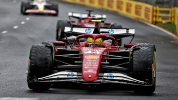 Hamilton opgelucht na 'Ferrari-spoedcursus': "Blij dat ik de auto uit de muur kon houden"