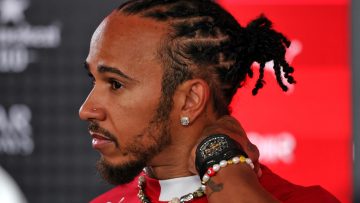 Hamilton zegt opnieuw Ferrari-evenement af om hond Roscoe
