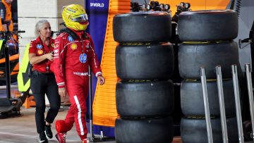 Hamilton baart opzien met bizar interview: "Het weer is mooi!"