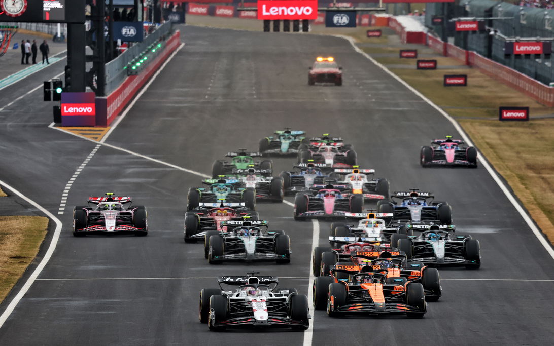 2026年日本GP:スケジュールと見どころ、完璧なスタートを目指すメルセデス、中国の悪夢から立ち直りを図るマクラーレン