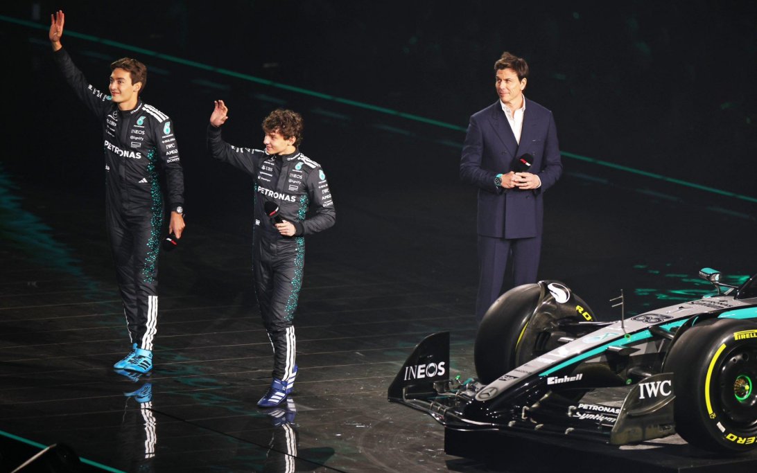 Mercedes launch W16
