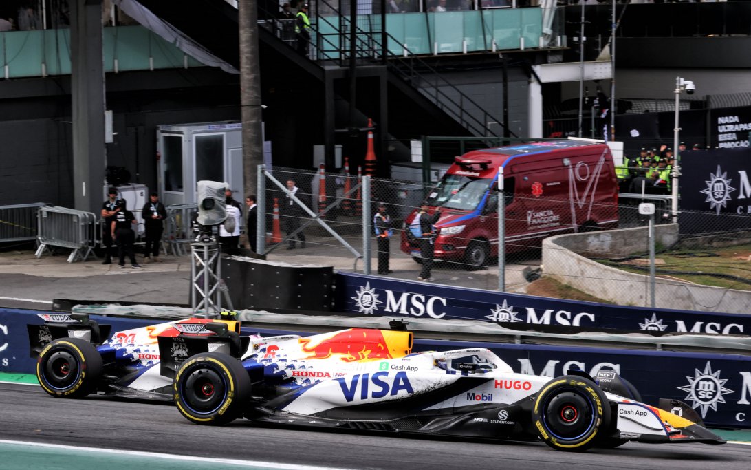 Liam Lawson "sortudo" a marcar pontos na F1 após batida com Isack Hadjar na última volta