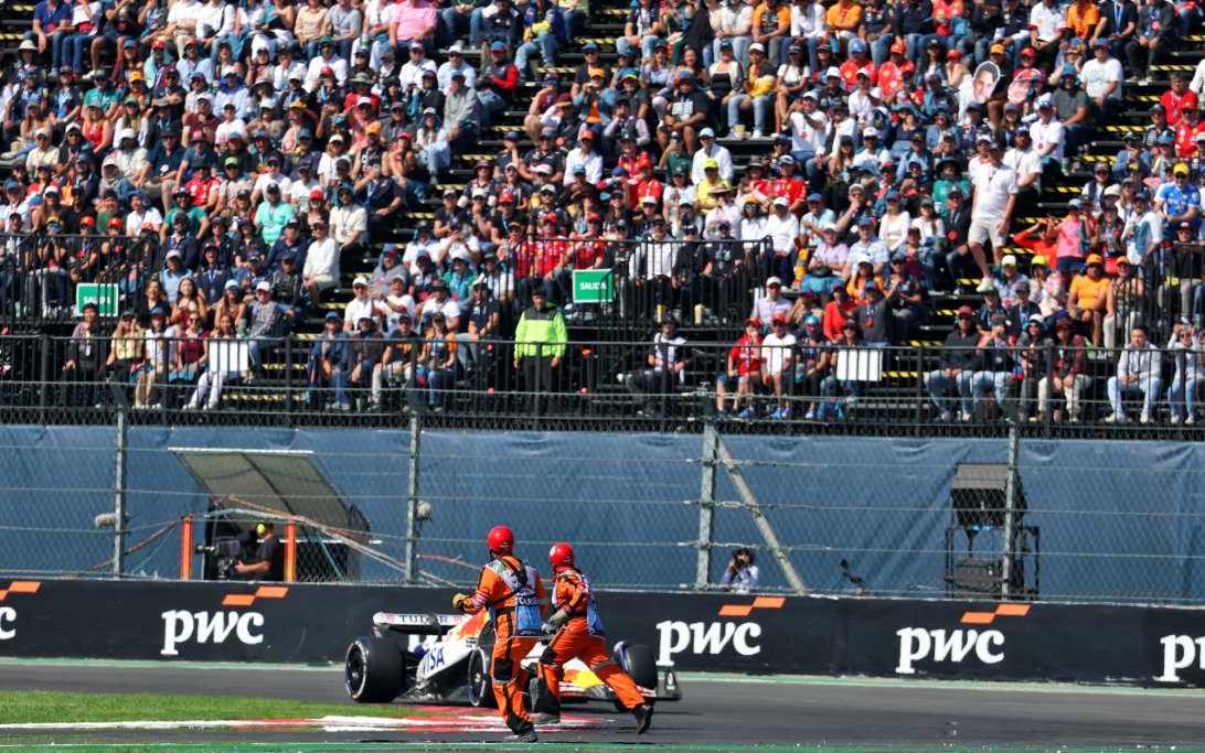 La FIA investiga el roce cercano entre Liam Lawson y los comisarios en México