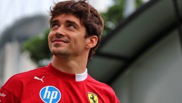 Leclerc test gloednieuwe, gecamoufleerde Ferrari