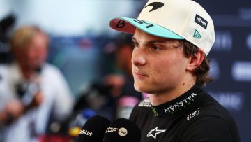 Oscar Piastri highlights 'bizarre' curveball as important question in McLaren fight looms
