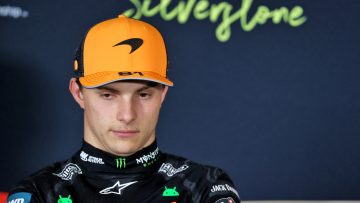 Steiner kritisch op stewards na 'verkeerde' straf Piastri: "Beslis niet op basis van drama"
