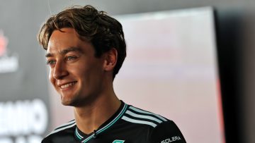 Russell duikt vermomd het publiek in en geniet: "Al jaren niet gezien!"