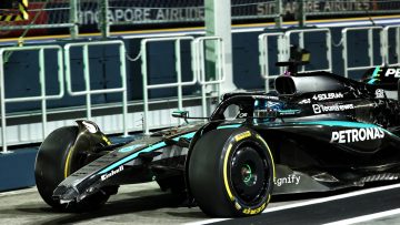 Russell licht 'vreemde' crash in Singapore toe