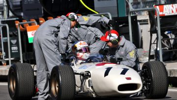 Tsunoda valt stil tijdens showrun met legendarische Honda