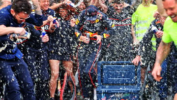Verstappen neemt Red Bull op sleeptouw in memorabele ommekeer