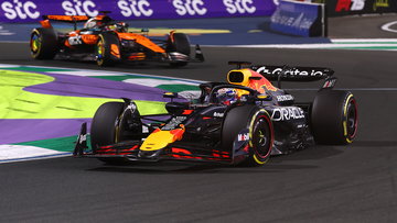 Bestrafte Verstappen grijpt naast overwinning in Jeddah
