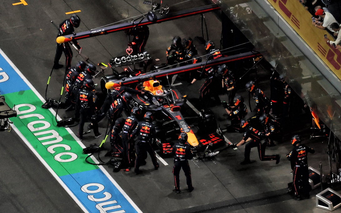 Verstappen Saudi race pit