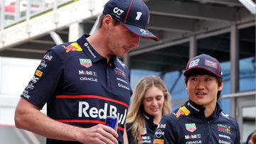 Verstappen overhandigt Tsunoda mooi afscheidscadeau