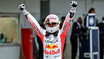 Speciale racepakken Verstappen en Tsunoda brengen bijna ton op voor goed doel