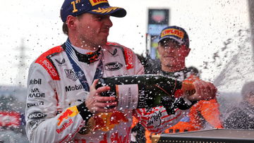 Verstappen schaart zich in illuster rijtje met weergaloze zege in Japan