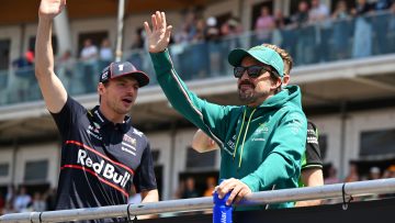 Alonso glimlacht over Verstappen: "Voorbereiding op Le Mans!"