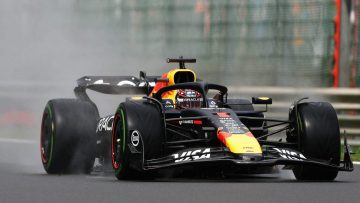 Live reacties na machteloze race Verstappen en regendiscussie