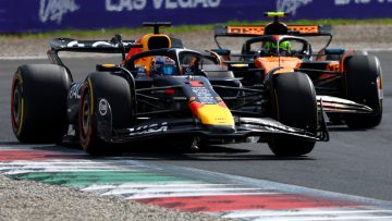 Ongenaakbare Verstappen steelt show in Monza, McLaren maakt tongen los