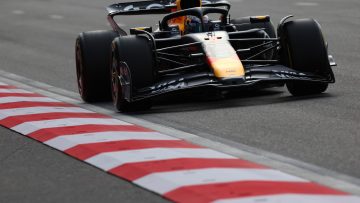 Verstappen stormt naar sensationele pole in doldwaze kwalificatie Baku