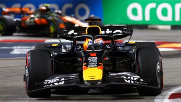 Worstelende Verstappen verslaat McLaren, Russell oppermachtig in Singapore