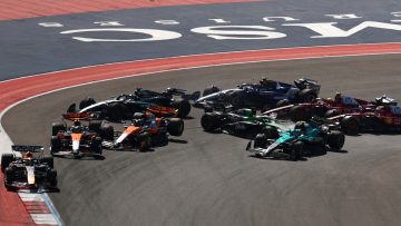 Foutloze Verstappen profiteert optimaal van flinke startcrash McLaren
