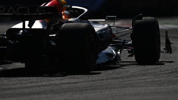 Verstappen kroop door oog van de naald: "Ik crashte bijna op het gras!"