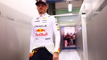 Verstappen opent Red Bull-kerstcadeaus: "Misschien stuur ik hem naar Brown!"