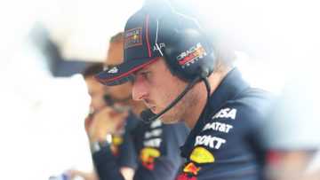 Mekies glimlacht over toekijkende Verstappen: "Max wil niets missen!"