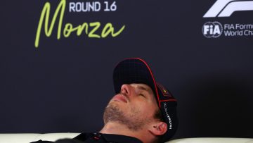 Gevatte Verstappen 'valt in slaap' tijdens persconferentie