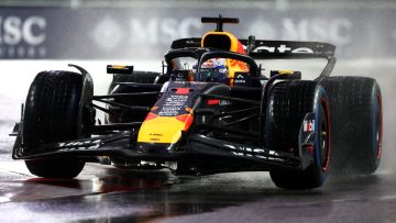 Verstappen afgetroefd door weergaloze Norris in regenspektakel Las Vegas