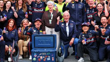 Verstappen zet oma in het zonnetje bij groot feest Red Bull