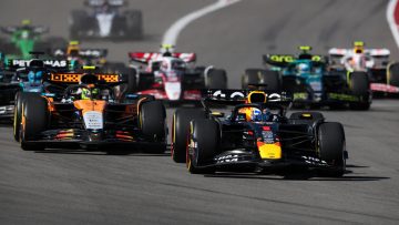 Oppermachtige Verstappen heerst en deelt klap uit aan McLaren