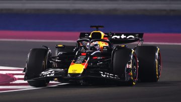 IJzersterke Verstappen wint tactisch steekspel en houdt titeldroom levend