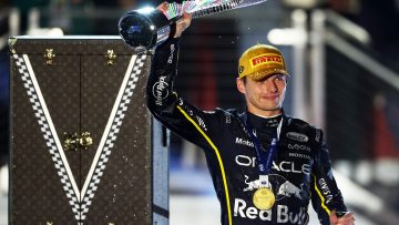Blije Verstappen geniet van winnend Red Bull: "Grote motivatieboost!"
