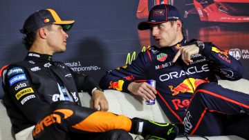 Hilarisch: 'Schoolmeester' Verstappen wijst nerveuze Norris terecht