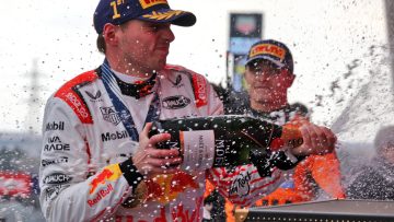 Verstappen schaart zich in illuster rijtje met weergaloze zege in Japan