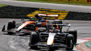 Verstappen lacht om omstreden teamorder McLaren