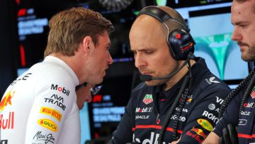 Verstappen strijkt met hand over zijn hart na excuses Lambiase: "Niet nodig"