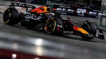 Verstappen op achterstand in door rode vlaggen verstoorde training