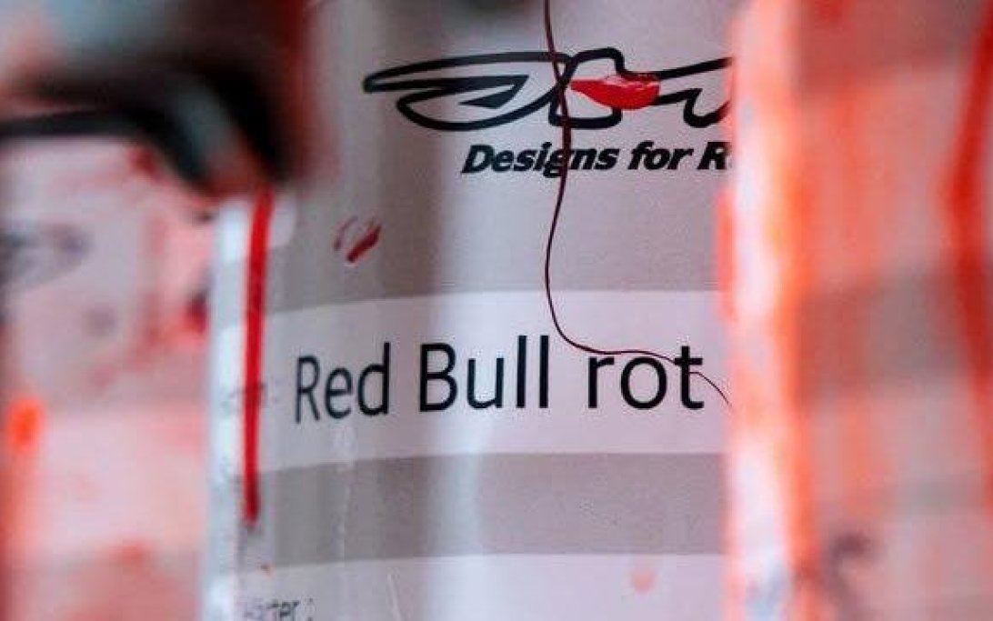 Verstappen helmet spray cans