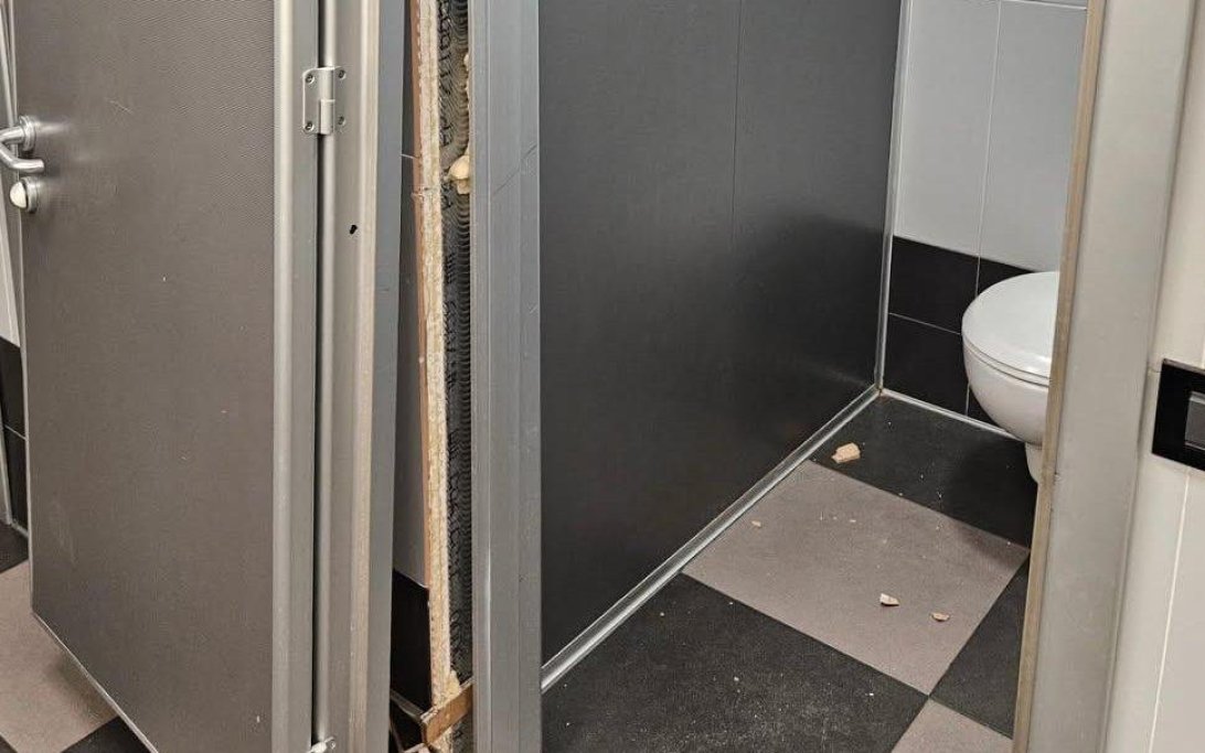 Villeneuve toilet locked in